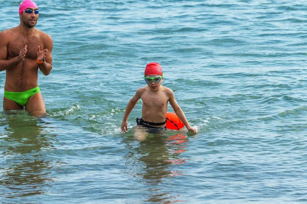 乌克兰奥德萨 2018 大洋曼我们为孩子们开放开放水域游泳比赛 游泳的孩子们从岸边进入水中 在开阔的海水上游泳 体育生活方式 — 图库照片