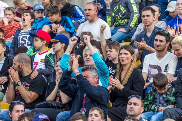 乌克兰奥德萨 欧洲杯橄榄球期间球场看台上的观众和球迷 摩尔多瓦 乌克兰 观众对乌梅和在比赛中输球的球队做出情绪反应 — 图库照片