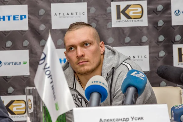オデッサ ウクライナ 2014 世界ボクシング チャンピオン オリンピック チャンピオンのアレクサンダー Usik 版クェーサーで戦いの前にウクライナの記者会見デイヴィッド Krens — ストック写真