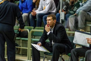 Odessa, Ukrayna - 5 Aralık 2015: Süper Ligi Ukrayna'nın basketbol Derby M.ö. Odessa tarih ve kimyager maçı. Yoğun dramatik an oyun.