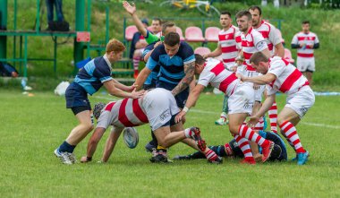 Odessa, Ukrayna - 26 Mayıs 2018: Ukrayna Kupası Politechnik - Odessa ve Credo - 65 Odessa (kırmızı). Rugby topu için oyuncuların yoğun mücadele. Yeşil alan stadyum üzerinde dinamik oyun