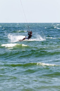 Odessa, Ukrayna - 26 Ağustos 2017: Kiteboarding. Dalgalar deniz doğa sporları Kitesurfing eğlence. Eğlence etkinlikleri, su sporları, eylem, Hobiler ve eğlenceli yaz aylarında. Kiteboarding spor