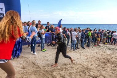 Odessa, Ukrayna - 08.09.2018: rekabet çocuklar için yüzme Oceanman biz açık açık su. Shore yüzücüler çocuklar içine su ve büyük yüzme yarışında açık deniz suya. Spor yaşam tarzı