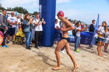 Odessa, Ukrayna - 08.09.2018: rekabet çocuklar için yüzme Oceanman biz açık açık su. Shore yüzücüler çocuklar içine su ve büyük yüzme yarışında açık deniz suya. Spor yaşam tarzı