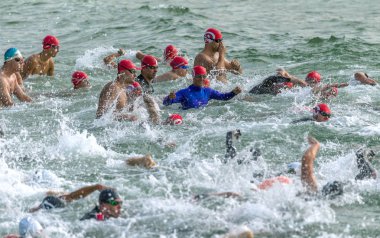 Odessa, Ukrayna - 19 Ağustos 2018: geleneksel spor yarışları milletin. Hayatta kalmak, açık denizde su, yüzme maratonu için engeller ile Ukrayna yarış aşırı tehlikeli bir yolda sınar.