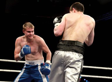 Odessa, Ukrayna - 31 Nisan 2014: Professional sürümü k2, 31 Mayıs 2014 yılında odessa, Ukrayna boks boks ring artem skornyakov - baysangurov - Ukrayna ve khasan Çeçenistan'daki. 
