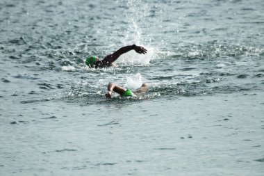 Odessa, Ukrayna - Eylül 2018: Odessa, Oceanman Biz Are açık su yüzme yarışmalar. Yüzücüler kıyıdan içine su ve büyük yüzme yarışında siyah açık su üzerinde çalıştırın. Spor yaşam tarzı