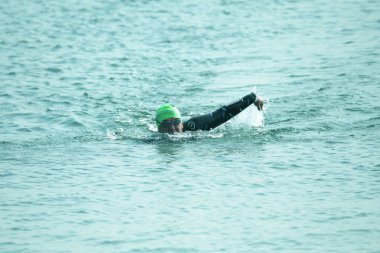 Odessa, Ukrayna - Eylül 2018: Odessa, Oceanman Biz Are açık su yüzme yarışmalar. Yüzücüler kıyıdan içine su ve büyük yüzme yarışında siyah açık su üzerinde çalıştırın. Spor yaşam tarzı