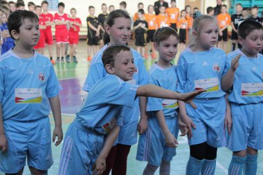 Odessa, Ukrayna - 29 Nisan 2017: rugby ligi özel spor okulu odessa maçın sonra ödüllendirme çocuklar