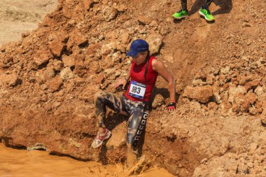 Odessa, Ukrayna-Ağustos 19, 2018: Geleneksel spor yarışları milletin. Deniz, tehlikeli engellerin üstesinden dağlık hayatta kalmak için Ukraynalı yarış yüzme ve aşırı mahkemelere tehlikeli yol