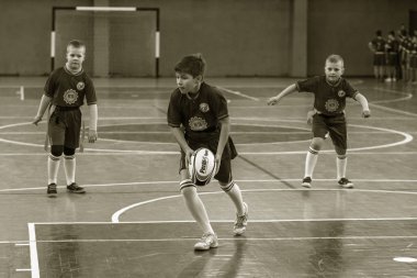 Odessa, Ukrayna - Hazi 24,2018: Küçük çocuklar kapalı salonunda şehir okulun derby Oyunlar sırasında rugby oynamak. Çocuk spor. Çocuk rugby 5 oyun. Çocuk zafer için mücadele. Sağlıklı yaşam tarzı