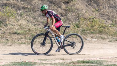 Odessa, Ukrayna - 2 Ağustos 2018: Sporcular spor bisiklet üzerinde dağlık arazide rekabet. Aile ile çocuk, sağlıklı yaşam biçimi, Cyclocross - eğlence spor spor doğada kapalı gün