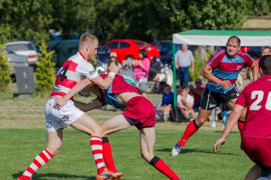 Odessa, Ukrayna - 10 Eylül 2017: Uluslararası rugby turnuva ekipleri Chisinau - Moldova ve Odessa - Ukrayna arasında. Sıkı rugby oyunu yeşil çim sahada parçası