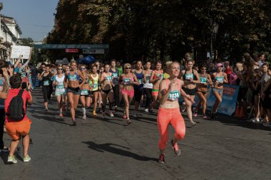 Odessa, Ukrayna - 10 Eylül 2016: bayanlar maraton şehrin sokaklarında başında çalıştırmak spor tatil, kitle
