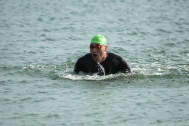 Odessa, Ukrayna - Eylül 2018: Odessa, Oceanman Biz Are açık su yüzme yarışmalar. Yüzücüler kıyıdan içine su ve büyük yüzme yarışında siyah açık su üzerinde çalıştırın. Spor yaşam tarzı