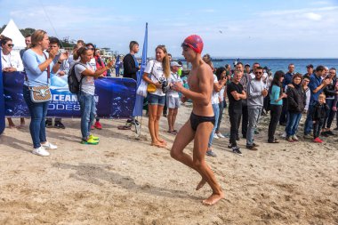 Odessa, Ukrayna - 08.09.2018: rekabet çocuklar için yüzme Oceanman biz açık açık su. Shore yüzücüler çocuklar içine su ve büyük yüzme yarışında açık deniz suya. Spor yaşam tarzı