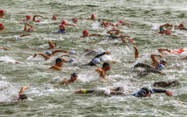 Odessa, Ukrayna - 19 Ağustos 2018: geleneksel spor yarışları milletin. Hayatta kalmak, açık denizde su, yüzme maratonu için engeller ile Ukrayna yarış aşırı tehlikeli bir yolda sınar.