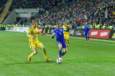 Odessa, Ukrayna -24 Mart 2016: Dostluk maçı (sarı) Ukrayna Millî Futbol takımı ve Kıbrıs (mavi) Milli takımı arasında. Yoğun maç oyun an.