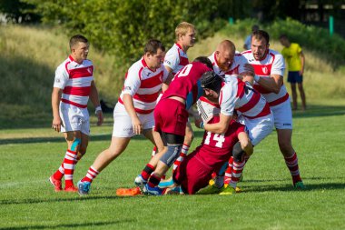 Odessa, Ukrayna - 10 Eylül 2017: Uluslararası rugby turnuva ekipleri Chisinau - Moldova ve Odessa - Ukrayna arasında. Sıkı rugby oyunu yeşil çim sahada parçası