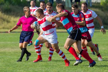 Odessa, Ukrayna - 10 Eylül 2017: Uluslararası rugby turnuva ekipleri Chisinau - Moldova ve Odessa - Ukrayna arasında. Sıkı rugby oyunu yeşil çim sahada parçası