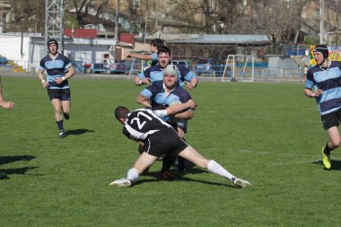 Odessa, Ukrayna - 22 Nisan 2018: Uluslararası maç Avrupa ragbi Şampiyonası Politechnik - Odessa ve Sporting - Aeim - Moldova. Erkekler maç sırasında mücadelenin bir gergin anı. Rugby oyunu, Erkek
