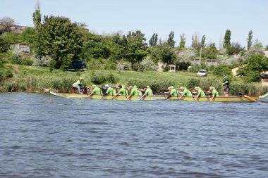 Odessa, Ukrayna - 16 Mayıs 2010: Şampiyonası Gaziler arasında kürek Ukrayna. Dragon Tekne Nehri üzerinde. İnsanlar kürek tekne yaz aylarında yarışta
