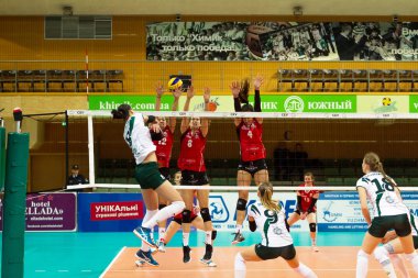 Odessa, Ukrayna - Eylül 12, 2017: 2018 voleybol Cev Kupası - kadınlar. Oynanan Khimik Yujni (Ukrayna) - beyaz ve Zesar VFM'nin Franches-Montagnes (İsviçre) - kırmızı. Bayanlar voleybol oyun vurguladı