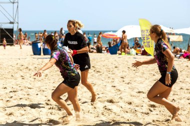Odessa, Ukrayna - 27 Ağustos 2017: Uluslararası Rugby Festivali kum deniz Beach Zatoka Z-Oyunlar Spor ve müzik festivali sırasında üzerinde. Rugby oyuncuları erkekler ve kadınlar sahil kumu eylem içinde
