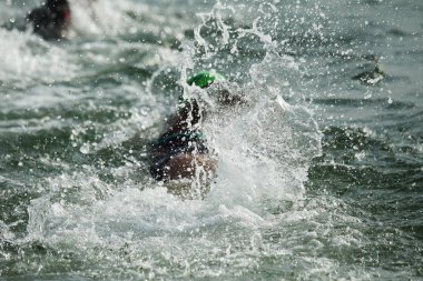 Odessa, Ukrayna - Eylül 2018: Odessa, Oceanman Biz Are açık su yüzme yarışmalar. Yüzücüler kıyıdan içine su ve büyük yüzme yarışında siyah açık su üzerinde çalıştırın. Spor yaşam tarzı