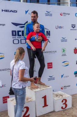 Odessa, Ukrayna - 09.08.2018: Oceanman biz açık yüzme Yarışması çocuklar arasında açık suda. Quadriplegic yüzücü. Küçük çocuk, bir atlet bir bacak olmadan rekabet yüzme katılır
