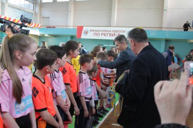 Odessa, Ukrayna - 29 Nisan 2017: rugby ligi özel spor okulu odessa maçın sonra ödüllendirme çocuklar