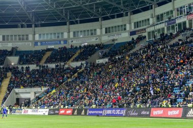 Odessa, Ukrayna - 24 Mart 2016: Futbol taraftarları ve seyirci stadyum standları duygusal onların Ukrayna ve Kıbrıs Milli takım maç sırasında destek ekibi. Duygular, el fenerleri, duman, çığlıkları