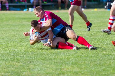 Odessa, Ukrayna - 10 Eylül 2017: Uluslararası rugby turnuva ekipleri Chisinau - Moldova ve Odessa - Ukrayna arasında. Sıkı rugby oyunu yeşil çim sahada parçası
