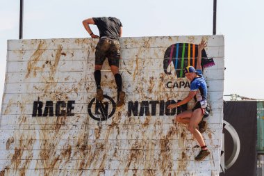 Odessa, Ukrayna-Ağustos 19, 2018: Geleneksel spor yarışları milletin. Deniz, tehlikeli engellerin üstesinden dağlık hayatta kalmak için Ukraynalı yarış yüzme ve aşırı mahkemelere tehlikeli yol