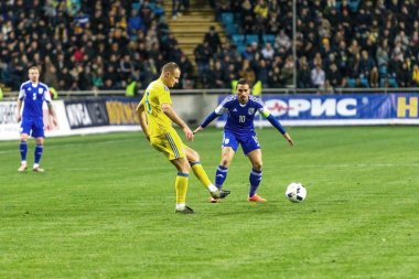Odessa, Ukrayna -24 Mart 2016: Dostluk maçı (sarı) Ukrayna Millî Futbol takımı ve Kıbrıs (mavi) Milli takımı arasında. Yoğun maç oyun an.