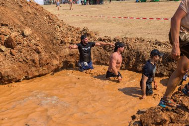 Odessa, Ukrayna-Ağustos 19, 2018: Geleneksel spor yarışları milletin. Deniz, tehlikeli engellerin üstesinden dağlık hayatta kalmak için Ukraynalı yarış yüzme ve aşırı mahkemelere tehlikeli yol