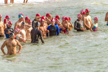 Odessa, Ukrayna - 19 Ağustos 2018: geleneksel spor yarışları milletin. Hayatta kalmak, açık denizde su, yüzme maratonu için engeller ile Ukrayna yarış aşırı tehlikeli bir yolda sınar.
