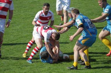 Odessa, Ukrayna - 21 Nisan 2018: Uluslararası ragbi eş Credo - Odessa ve beyaz kurt - Moldova. Erkekler maç sırasında mücadelenin bir gergin anı. Rugby oyunu, Erkek