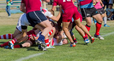 Odessa, Ukrayna - 10 Eylül 2017: Uluslararası rugby turnuva ekipleri Chisinau - Moldova ve Odessa - Ukrayna arasında. Sıkı rugby oyunu yeşil çim sahada parçası