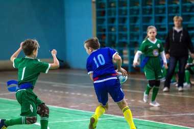 Odessa, Ukrayna - Hazi 24,2018: Küçük çocuklar kapalı salonunda şehir okulun derby Oyunlar sırasında rugby oynamak. Çocuk spor. Çocuk rugby 5 oyun. Çocuk zafer için mücadele. Sağlıklı yaşam tarzı