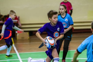 Odessa, Ukrayna - Hazi 24,2018: Küçük çocuklar kapalı salonunda şehir okulun derby Oyunlar sırasında rugby oynamak. Çocuk spor. Çocuk rugby 5 oyun. Çocuk zafer için mücadele. Sağlıklı yaşam tarzı