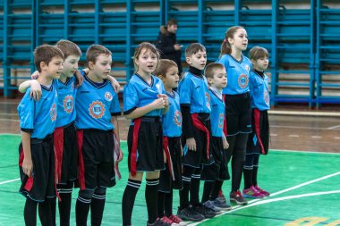 Odessa, Ukrayna - Hazi 24,2018: Küçük çocuklar kapalı salonunda şehir okulun derby Oyunlar sırasında rugby oynamak. Çocuk spor. Çocuk rugby 5 oyun. Çocuk zafer için mücadele. Sağlıklı yaşam tarzı