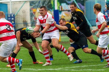 Odessa, Ukrayna - Okt 20, 2017: Odessa - Harkov Rugby Şampiyonası Milli takım. Rugby topu için oyuncuların yoğun mücadele. Yeşil alan stadyum üzerinde dinamik oyun