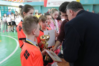 Odessa, Ukrayna - 29 Nisan 2017: rugby ligi özel spor okulu odessa maçın sonra ödüllendirme çocuklar