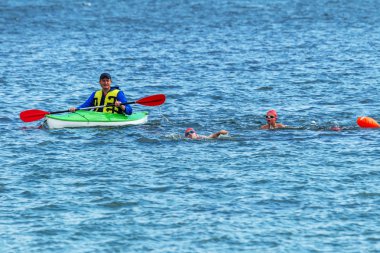 Odessa, Ukrayna - 8.09.2018: rekabet çocuklar için yüzme Oceanman biz açık açık su. Shore yüzücüler çocuklar içine su ve büyük yüzme yarışında açık deniz suya. Spor yaşam tarzı