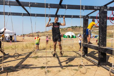 Odessa, Ukrayna-Ağustos 19, 2018: Geleneksel spor yarışları milletin. Deniz, tehlikeli engellerin üstesinden dağlık hayatta kalmak için Ukraynalı yarış yüzme ve aşırı mahkemelere tehlikeli yol