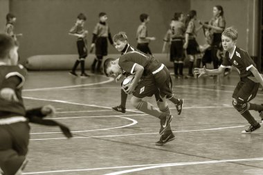Odessa, Ukrayna - Hazi 24,2018: Küçük çocuklar kapalı salonunda şehir okulun derby Oyunlar sırasında rugby oynamak. Çocuk spor. Çocuk rugby 5 oyun. Çocuk zafer için mücadele. Sağlıklı yaşam tarzı