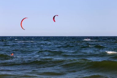 Odessa, Ukrayna - 26 Ağustos 2017: Kiteboarding. Dalgalar deniz doğa sporları Kitesurfing eğlence. Eğlence etkinlikleri, su sporları, eylem, Hobiler ve eğlenceli yaz aylarında. Kiteboarding spor