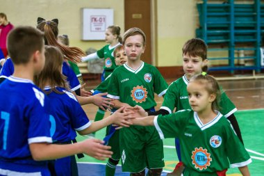 Odessa, Ukrayna - Hazi 24,2018: Küçük çocuklar kapalı salonunda şehir okulun derby Oyunlar sırasında rugby oynamak. Çocuk spor. Çocuk rugby 5 oyun. Çocuk zafer için mücadele. Sağlıklı yaşam tarzı