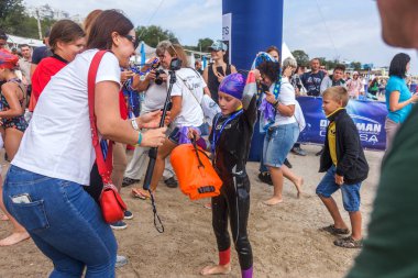 Odessa, Ukrayna - 08.09.2018: rekabet çocuklar için yüzme Oceanman biz açık açık su. Shore yüzücüler çocuklar içine su ve büyük yüzme yarışında açık deniz suya. Spor yaşam tarzı